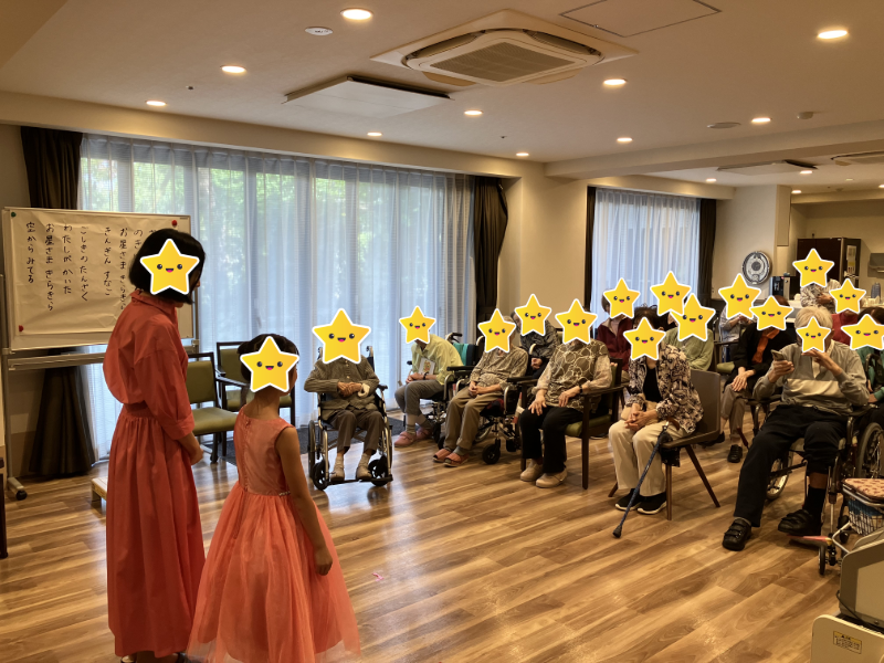 七夕音楽祭で歌声を披露する様子