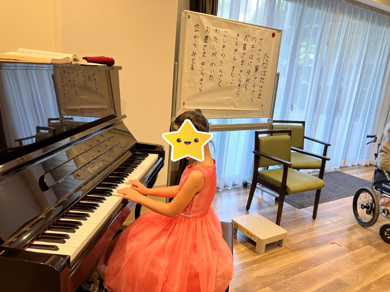 七夕音楽祭でピアノをひく子供