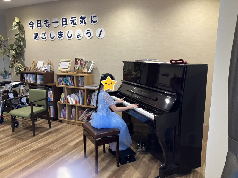 七夕音楽祭でピアノをひく子供