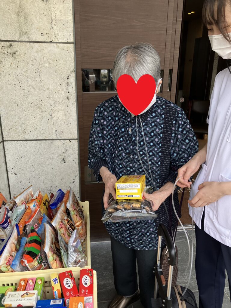 購入品を選ぶ女性