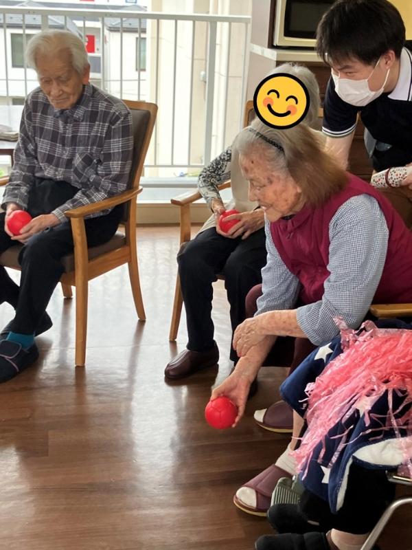ボッチャ大会で真剣なご入居者