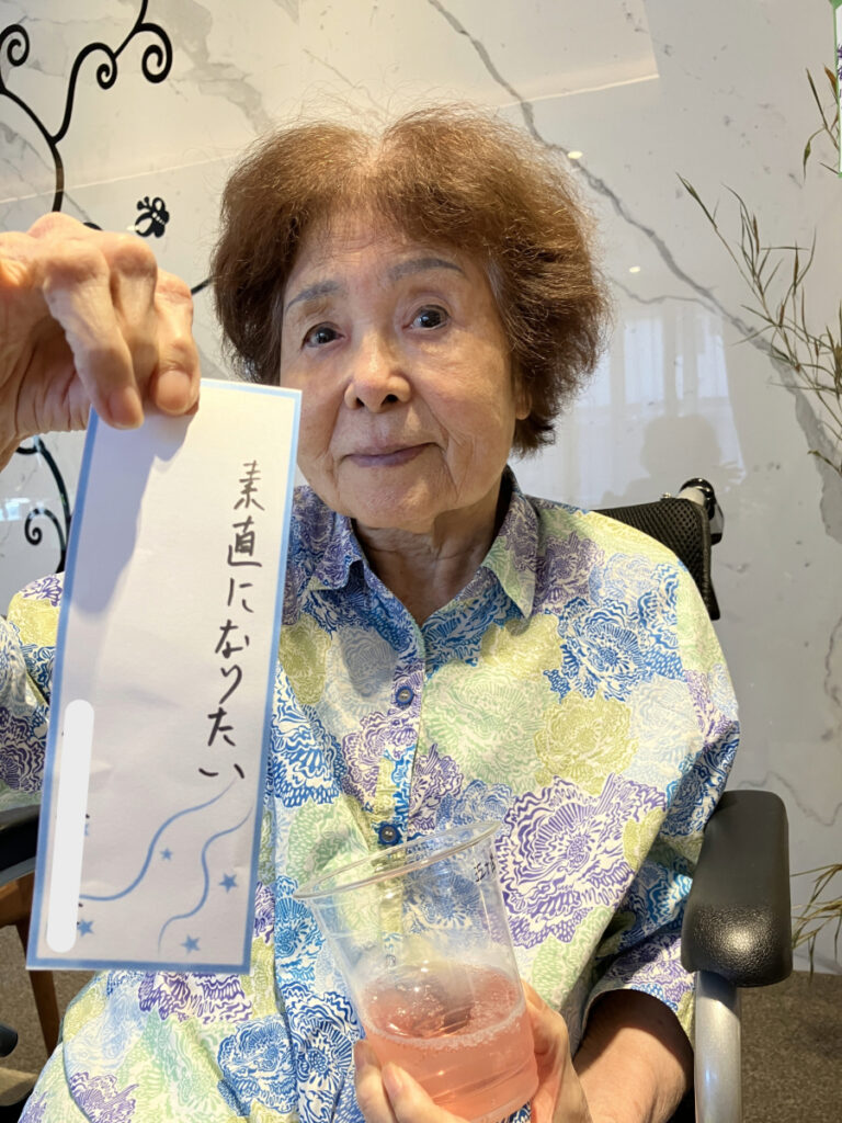 七夕で短冊に願いを書くご入居者