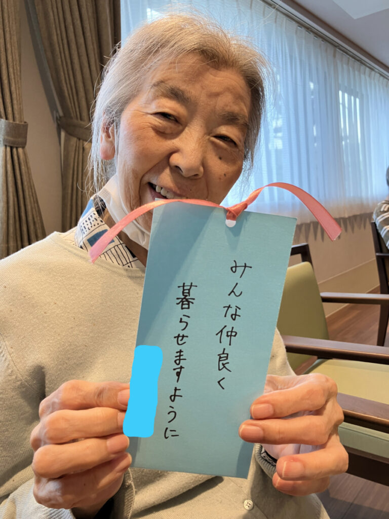 七夕の短冊に願いを込めて笹に飾る様子