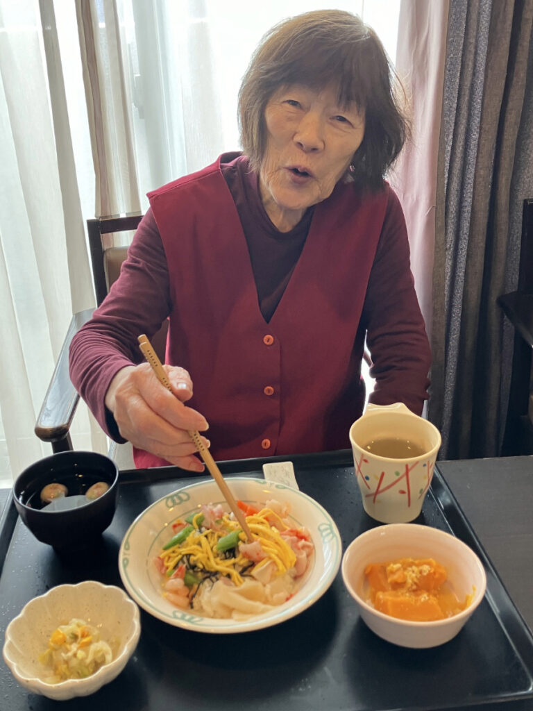 七夕イベントでちらし寿司を召し上がるご入居者