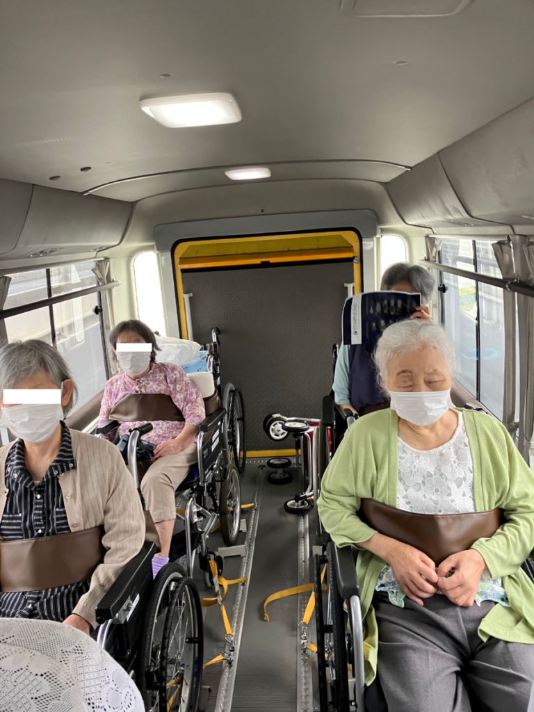 日帰りバス旅行 車内の様子