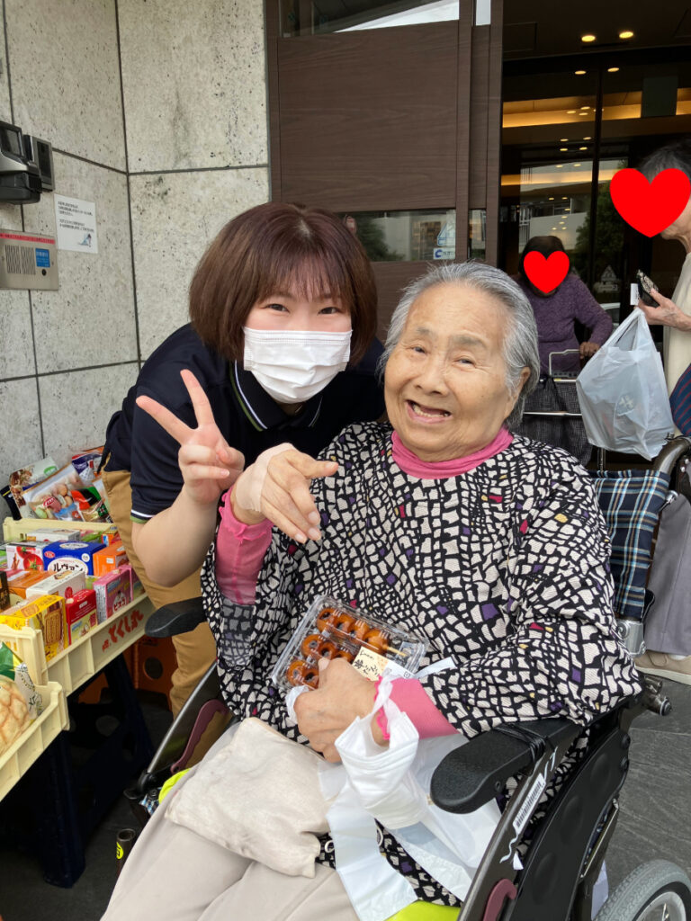 訪問販売でお気に入りの品物を購入し笑顔のご入居者