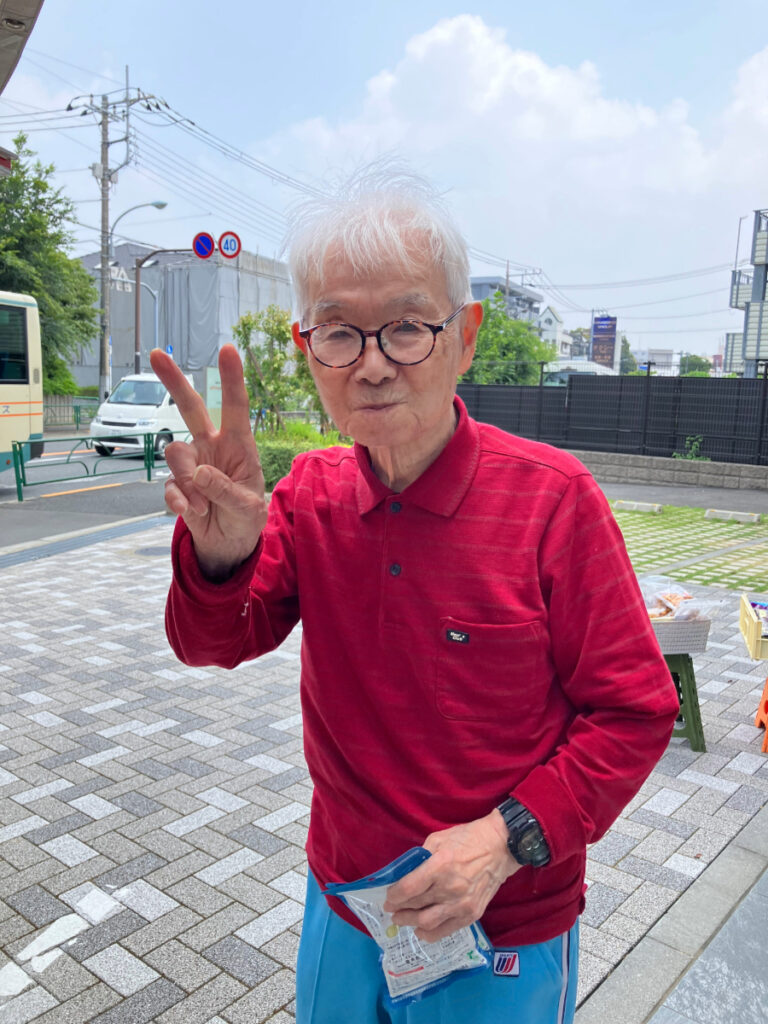 訪問販売でお気に入りの品物を購入し笑顔のご入居者