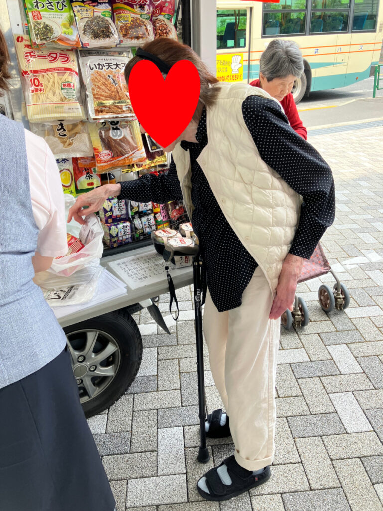 訪問販売でお買い物を楽しむ様子