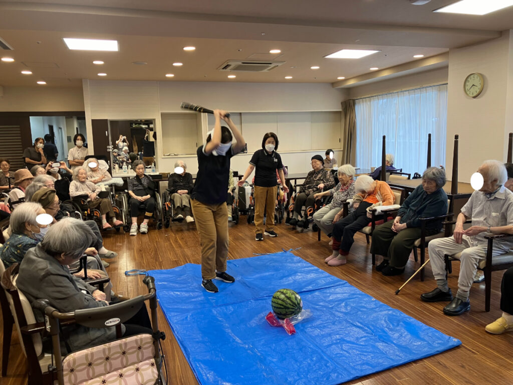 目隠しをしてスイカ割りにチャレンジするスタッフ