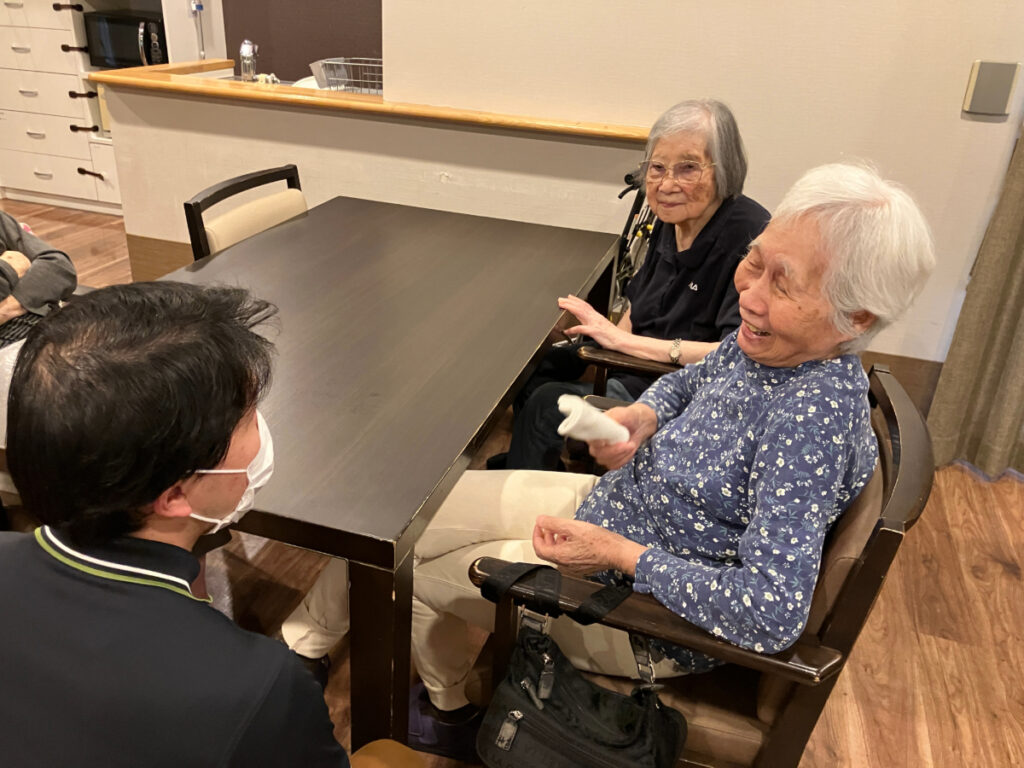 新ホーム長、ご入居者さまへご挨拶する様子