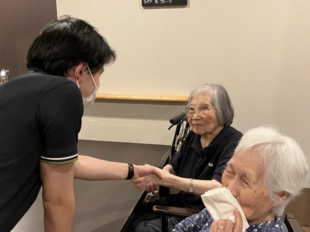 新ホーム長、ご入居者さまへご挨拶する様子