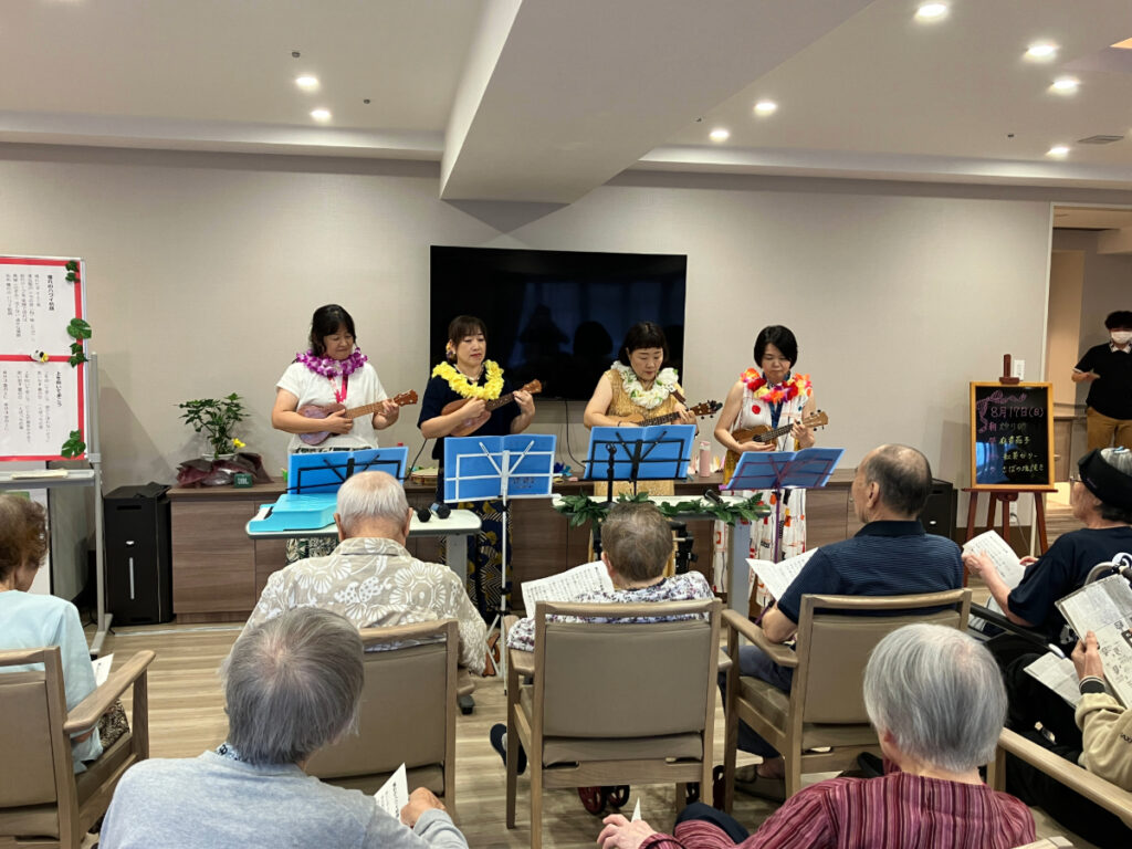 ウクレレ演奏に耳を傾けるご入居者