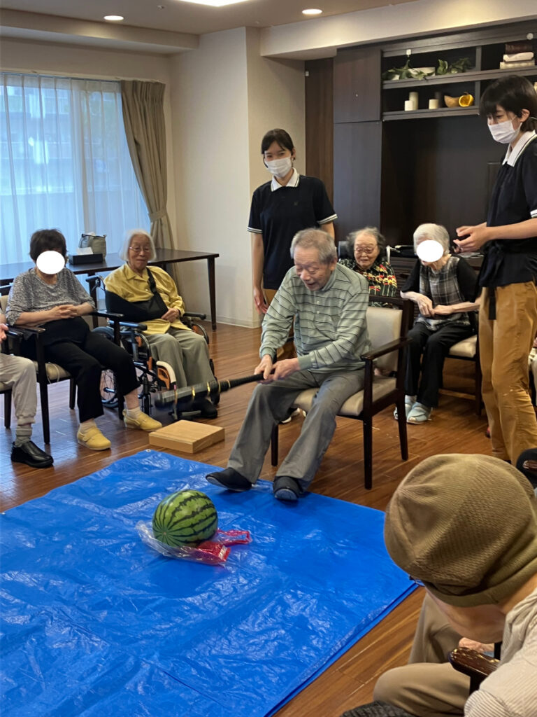 スイカ割りを楽しむご入居者
