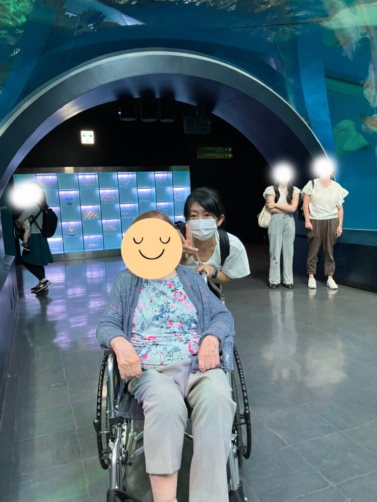 水族館を楽しむ女性
