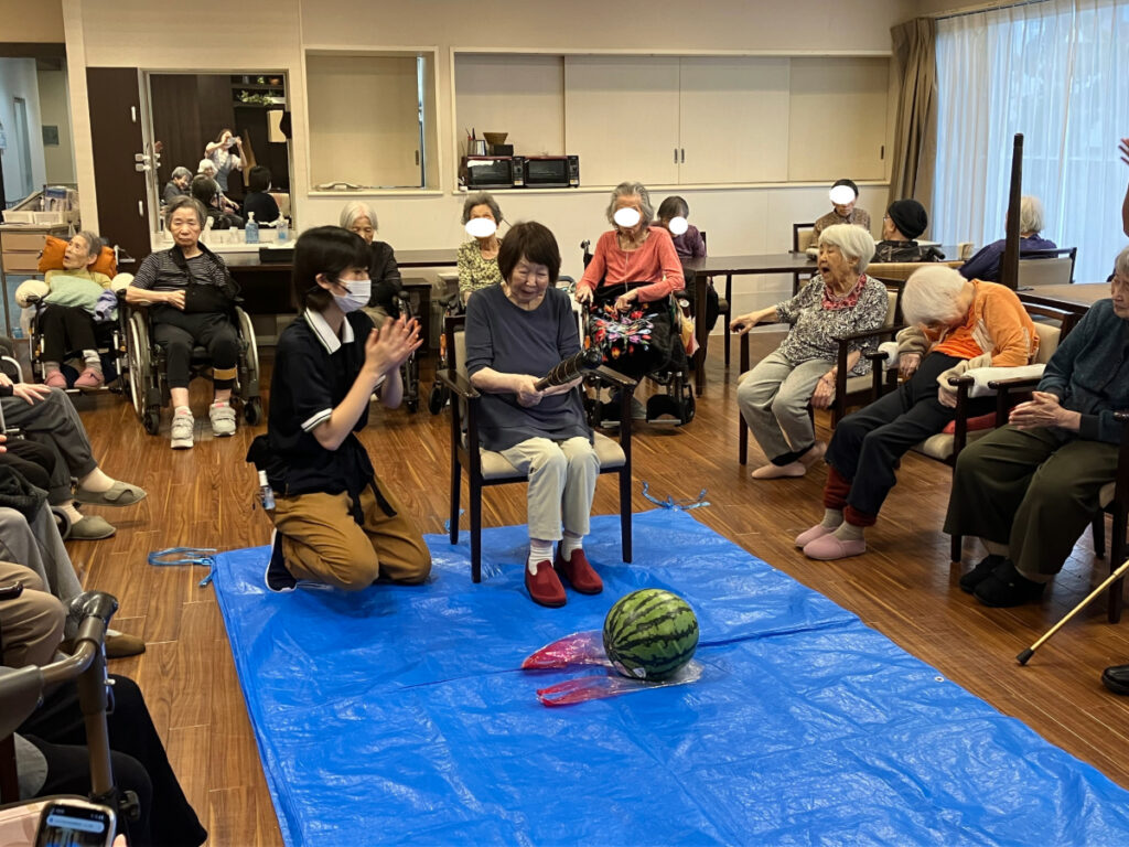 スイカ割りを楽しむご入居者