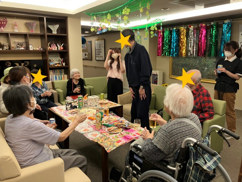 新しいご入居者の歓迎会で乾杯の様子