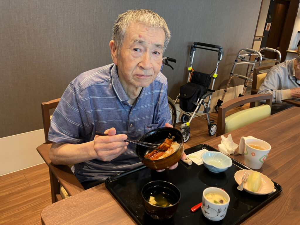 うなぎを頬張るご入居者