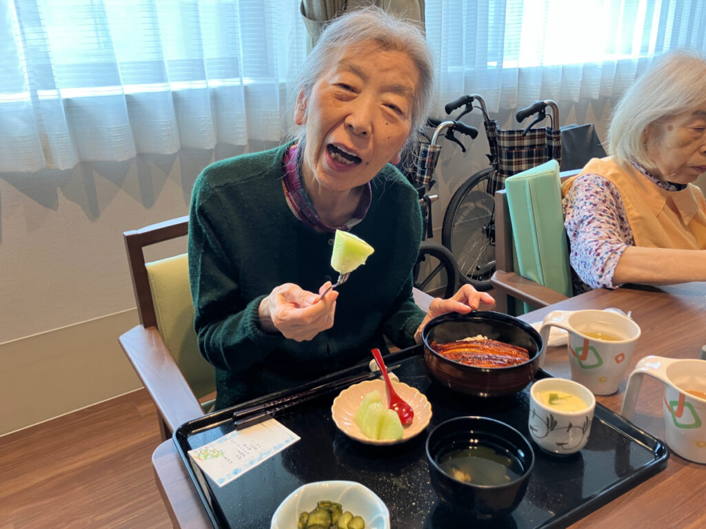 うなぎを食べて笑顔の様子
