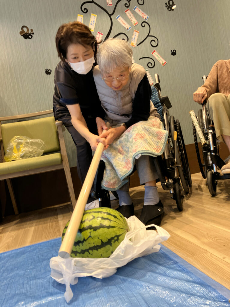 スイカ割りレクリエーションを楽しむご入居者
