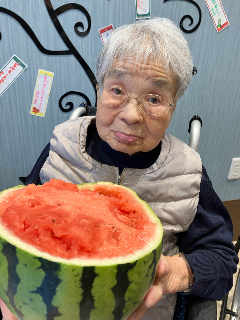 見事に割ったスイカを持つご入居者
