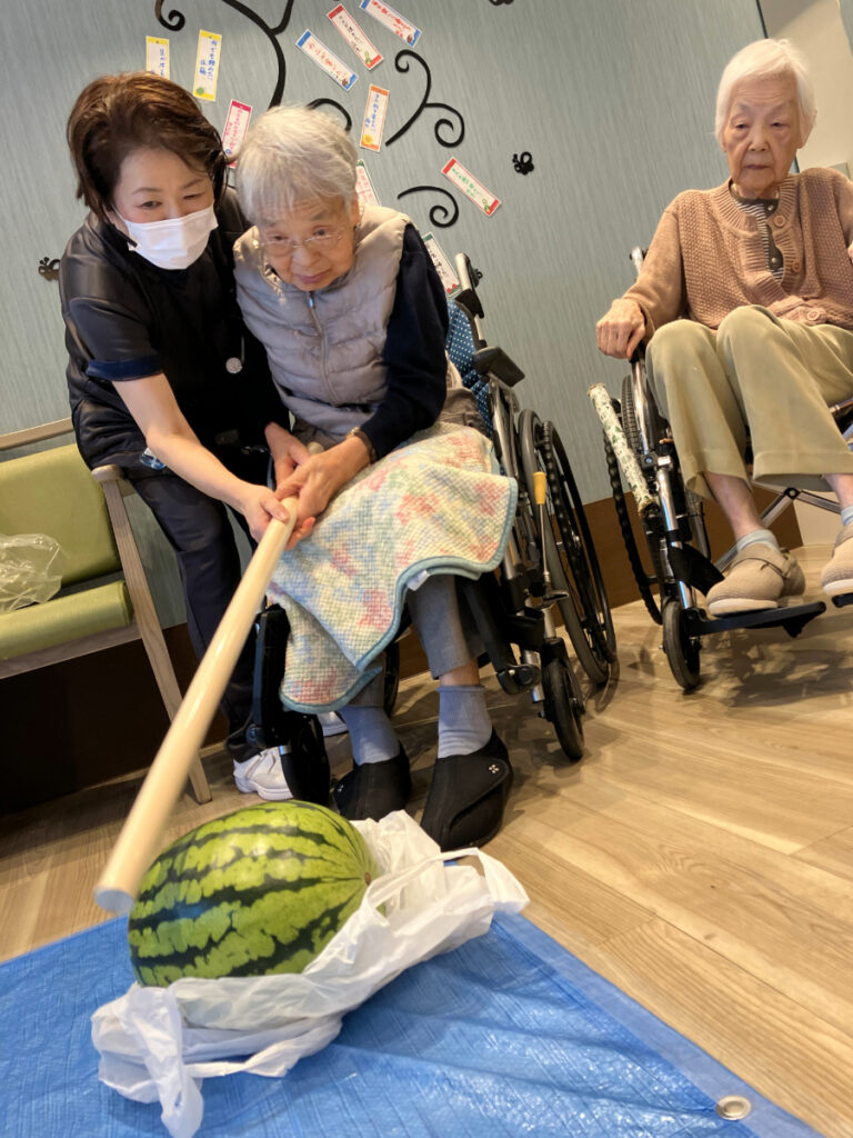 スイカ割りレクリエーションを楽しむご入居者