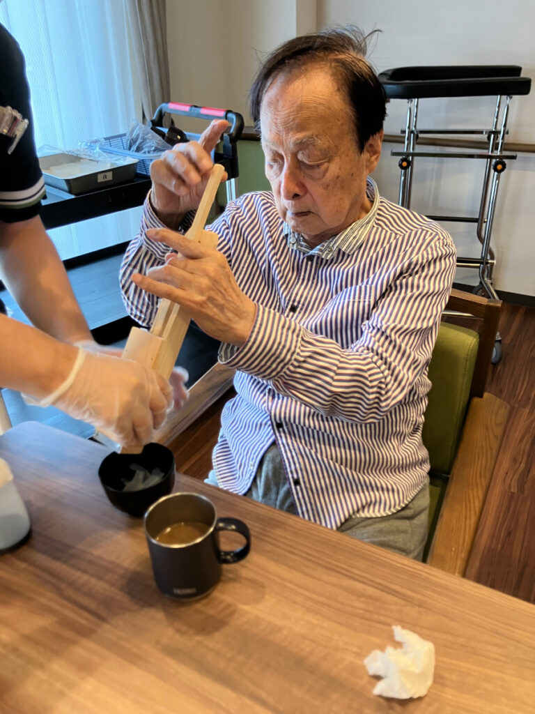 ところてん押し出し体験の様子