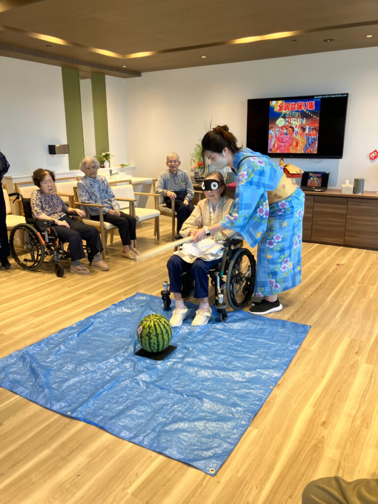 納涼祭 すいか割りの様子