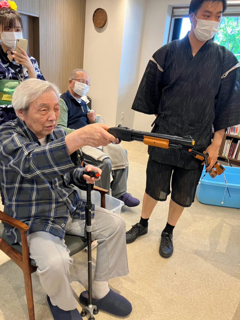 納涼祭 射的を楽しむご入居者
