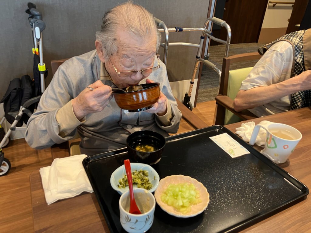 うなぎを食べるご入居者