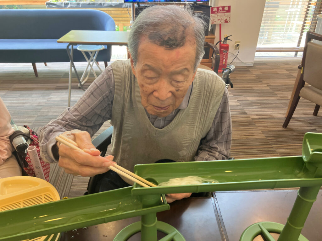 流し素麺をたのしむご入居者