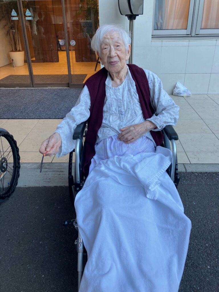手持ち花火を楽しむご入居者