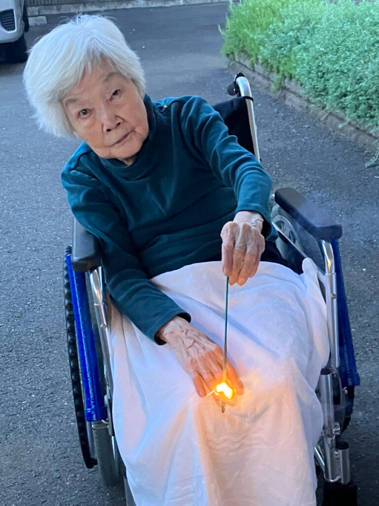手持ち花火を楽しむご入居者