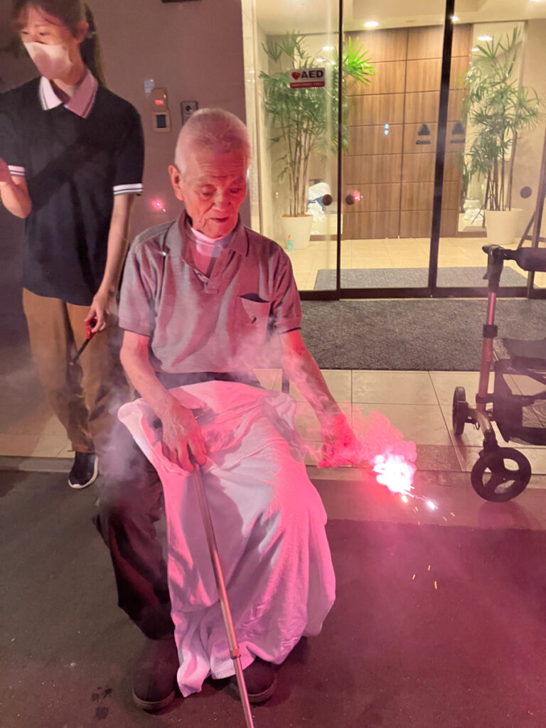 手持ち花火を楽しむ様子