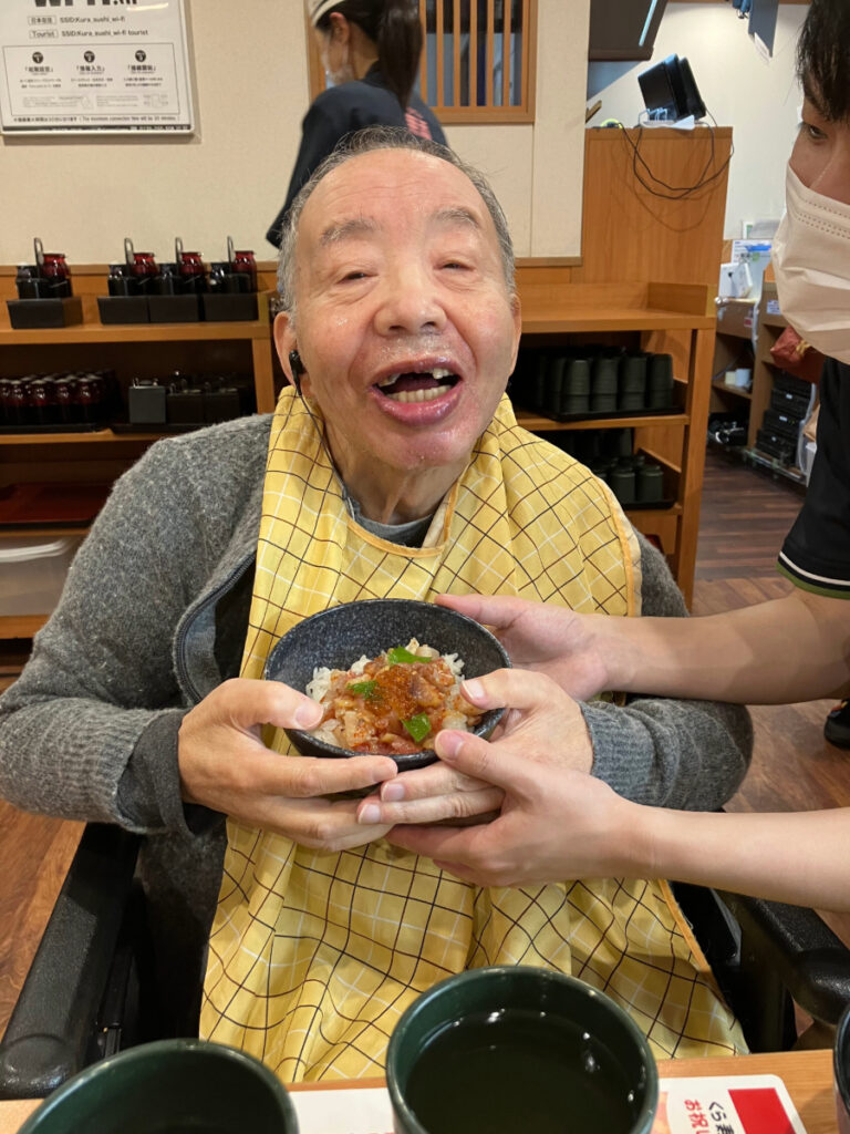 お寿司を食べたい夢を実現したご入居者の笑顔