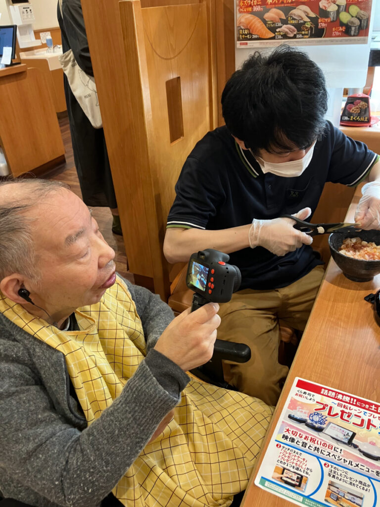 スタッフがお寿司を切り分ける様子