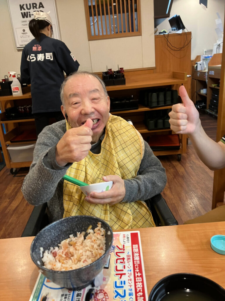 お寿司を食べたい夢を実現したご入居者の笑顔
