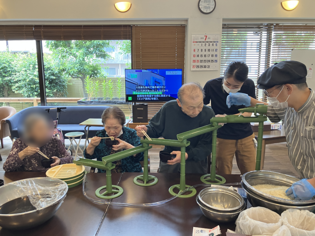 室内で流し素麺をたのしむご入居者
