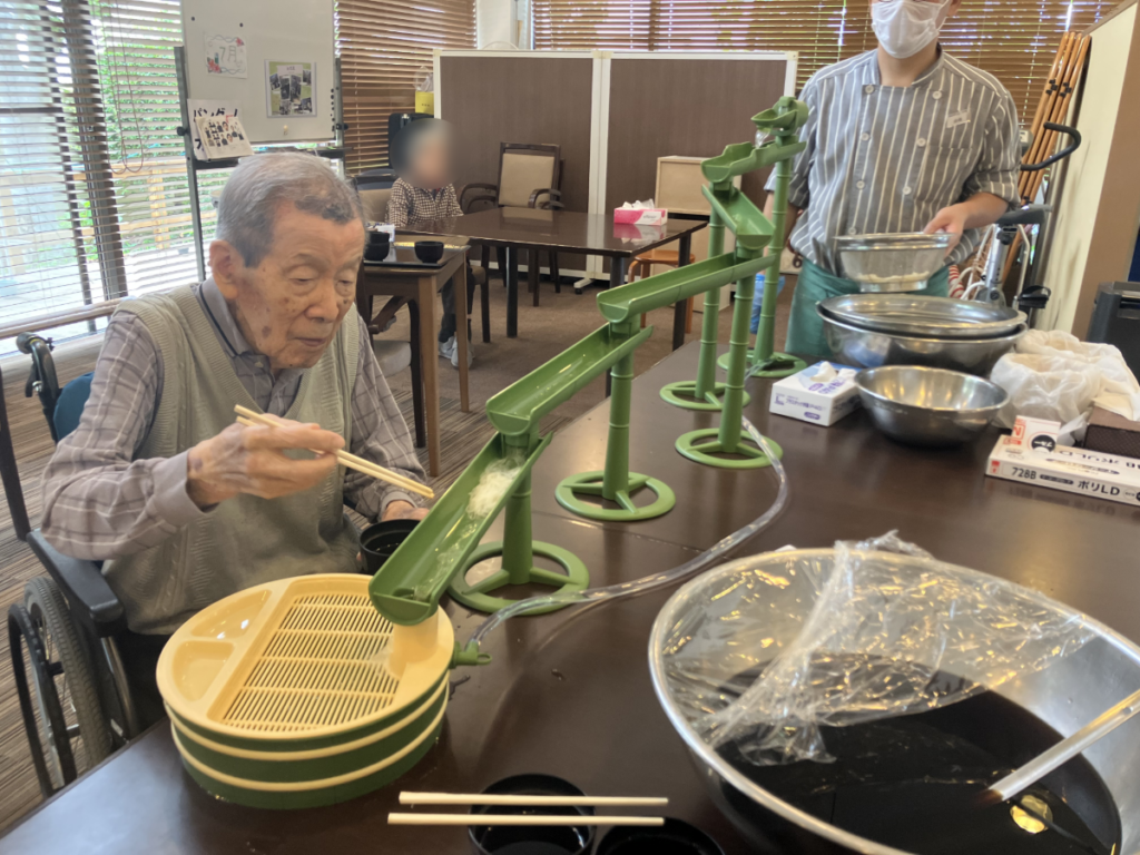 流し素麺をたのしむご入居者