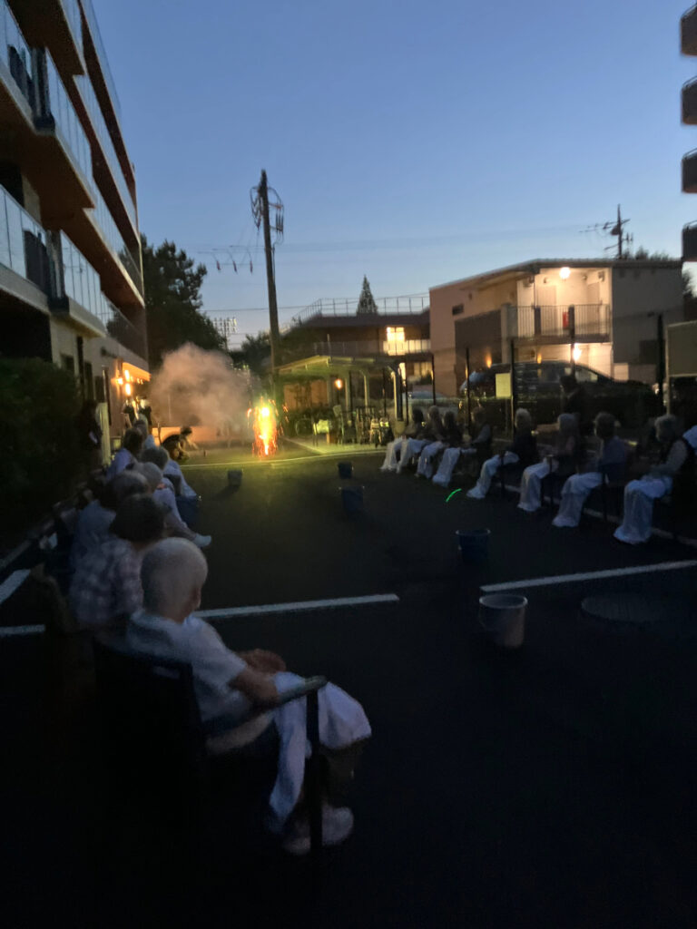 置き型花火を楽しむ様子