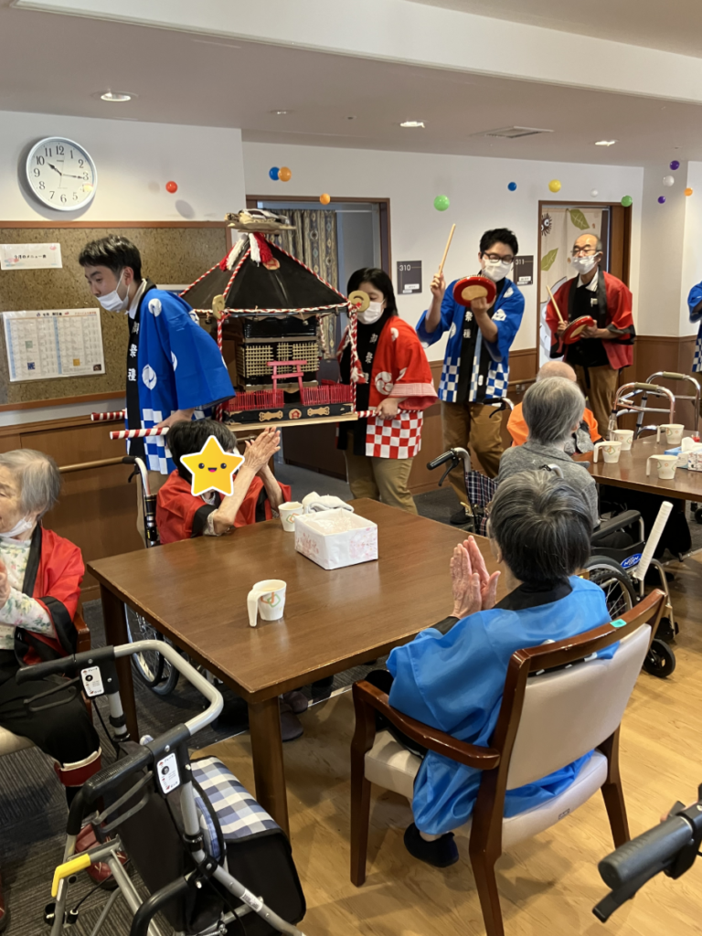 納涼祭にてお神輿を担ぐスタッフ