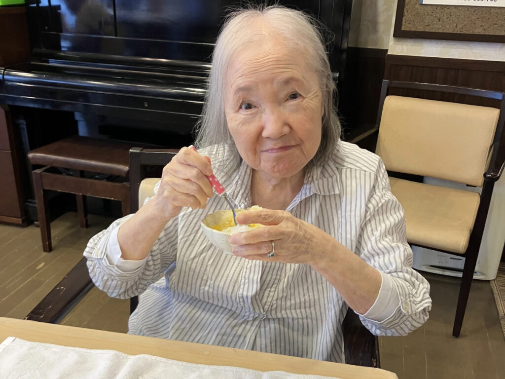 かき氷レクリエーションでかき氷を食べるご入居者