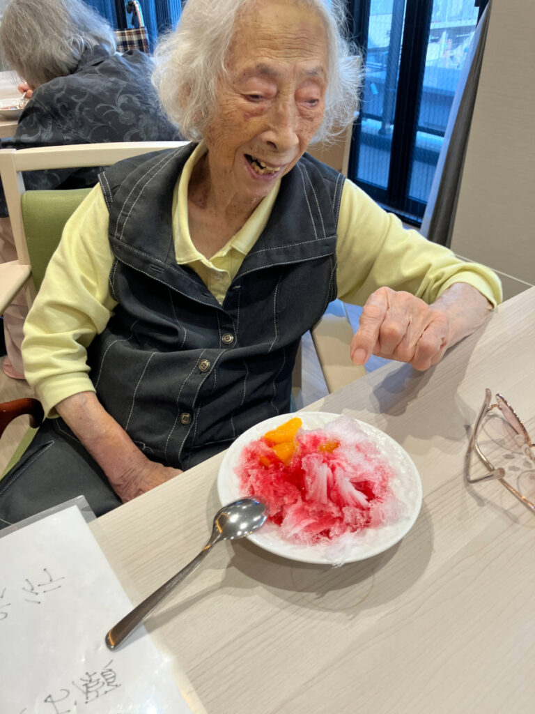 かき氷を笑顔で食べるご入居者