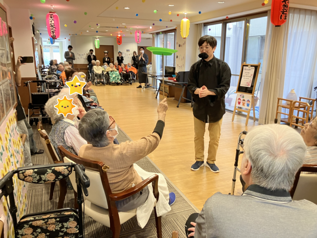 スタッフによる大道芸