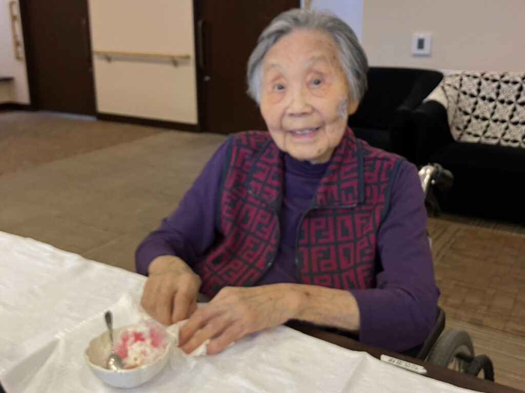 かき氷レクリエーションでかき氷を食べるご入居者