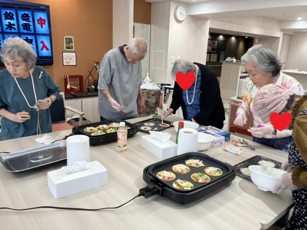 ホットプレートで手作りピザの様子