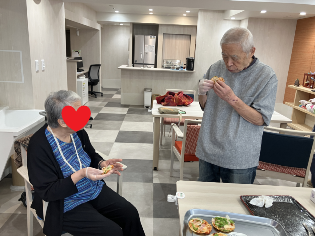 出来立てのピザをほおばるご入居者