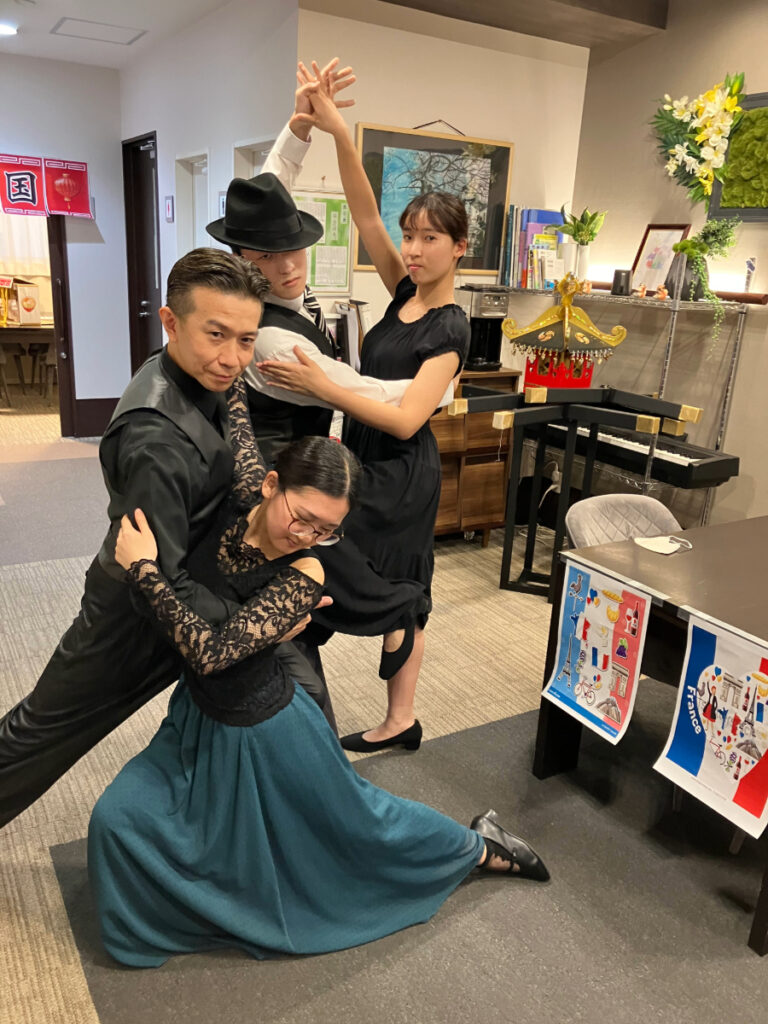 納涼祭　タンゴで決めポーズ