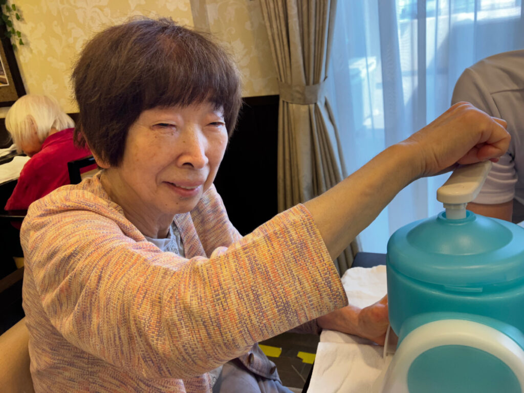 かき氷機で氷を削る様子