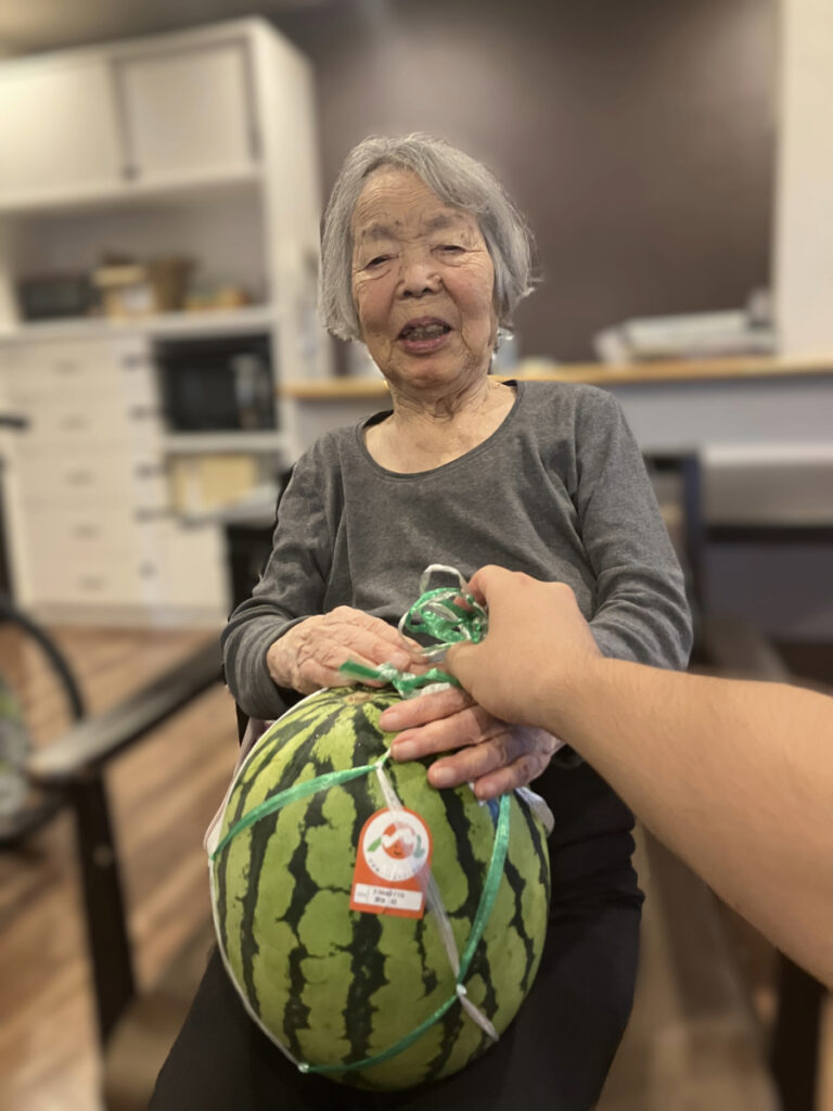 どっしり大きなすいかとご入居者