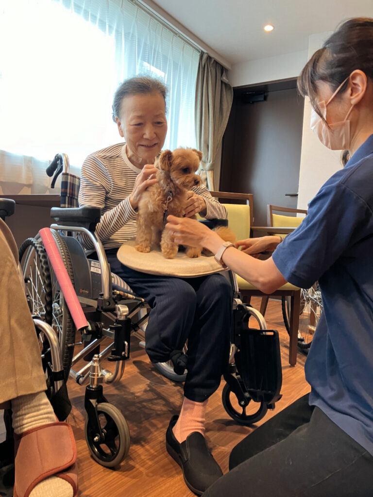 アニマルセラピーでワンちゃんと触れ合うご入居者